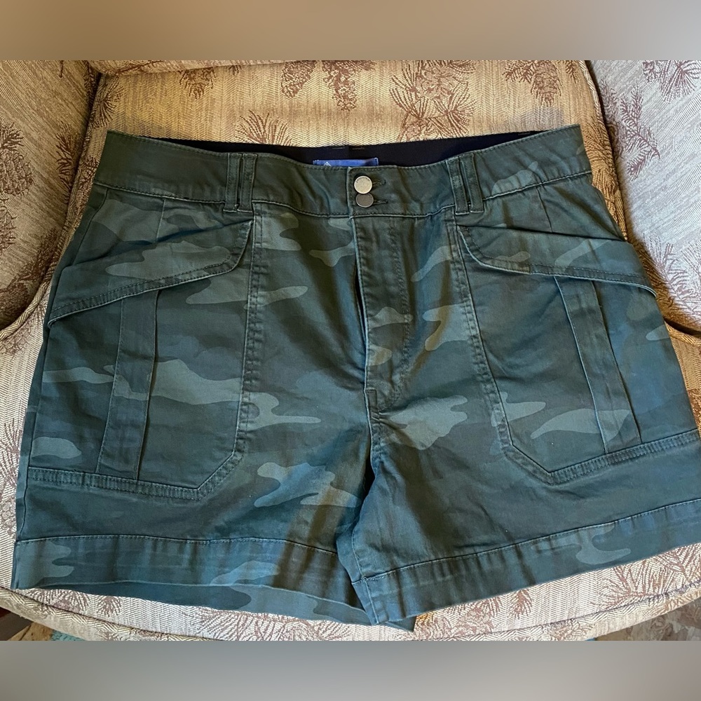 Democracy “Ab solution” camo shorts
